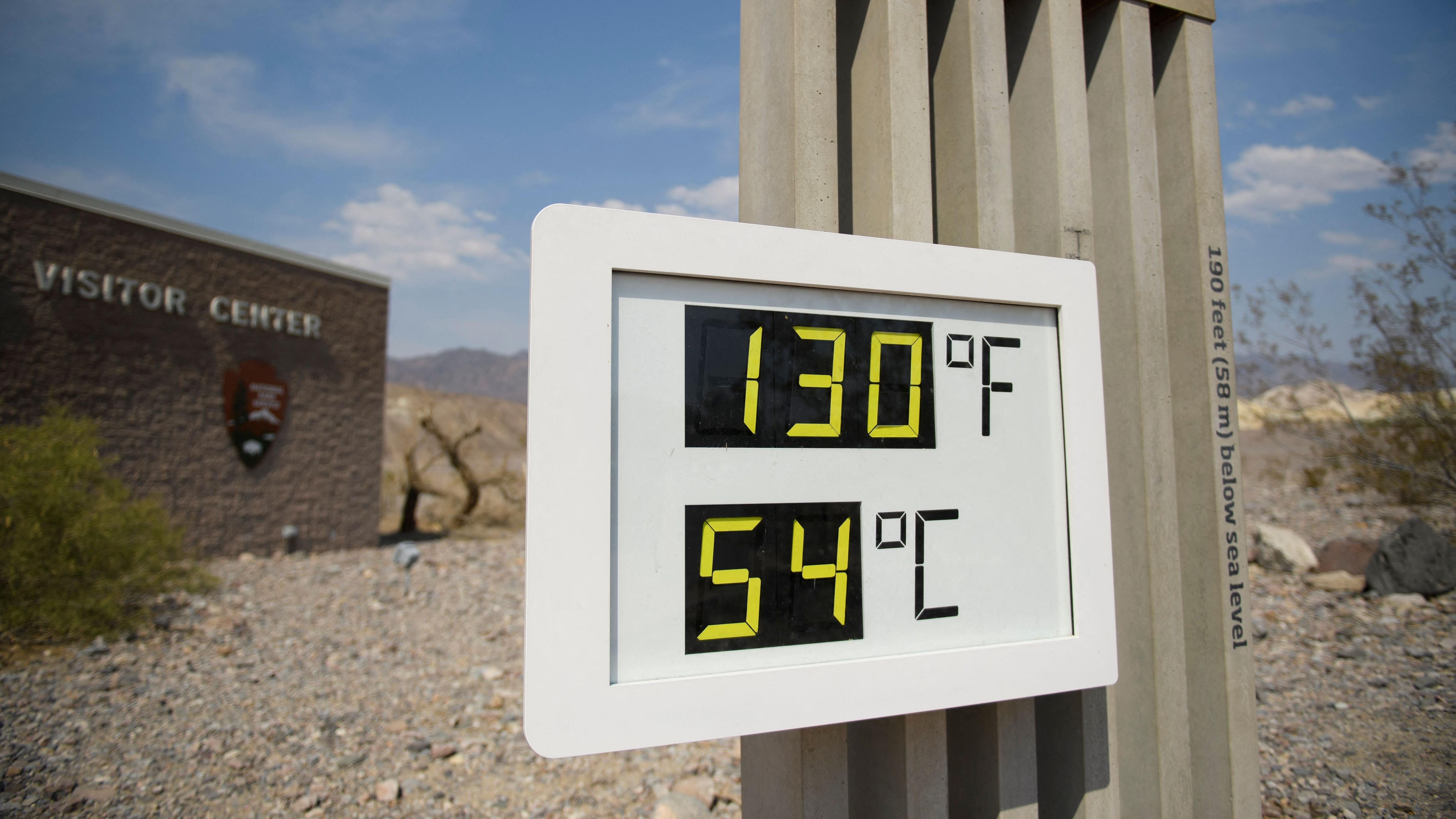 Et termometer i Death Valley som viser en temperatur på 54 grader Celsius.